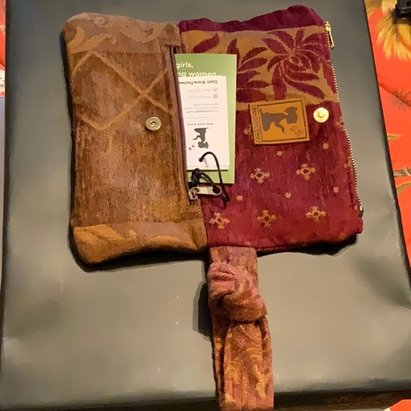 Clutch by New Hope Girls - Picture 2 of 2